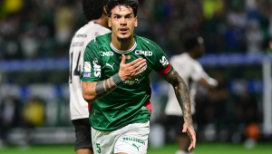 Com um a menos, Palmeiras mantém placar de 1 a 0 contra Athletico-PR