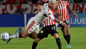 Flamengo empata com o Estudiantes e vê Arrascaeta deixar gramado com trauma no ombro