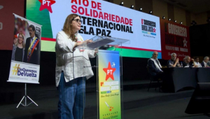 Congresso do PT exibe banner pedindo volta de Maduro para Venezuela