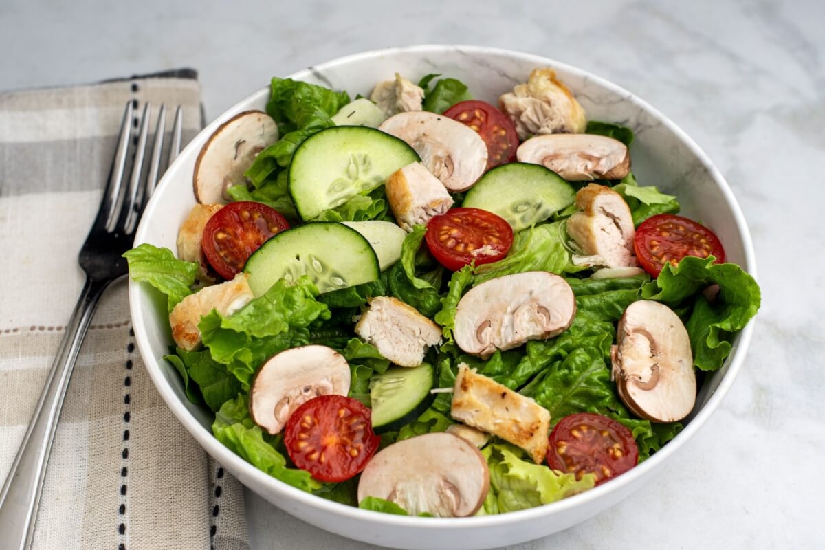 Salada com frango e cogumelo 