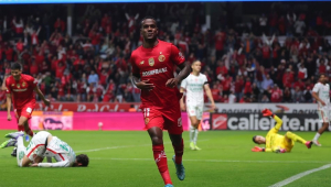 Toluca denuncia ataques racistas contra brasileiro Helinho