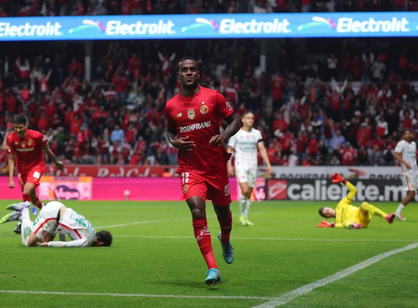 Toluca denuncia ataques racistas contra brasileiro Helinho após confusão com jogadores do América