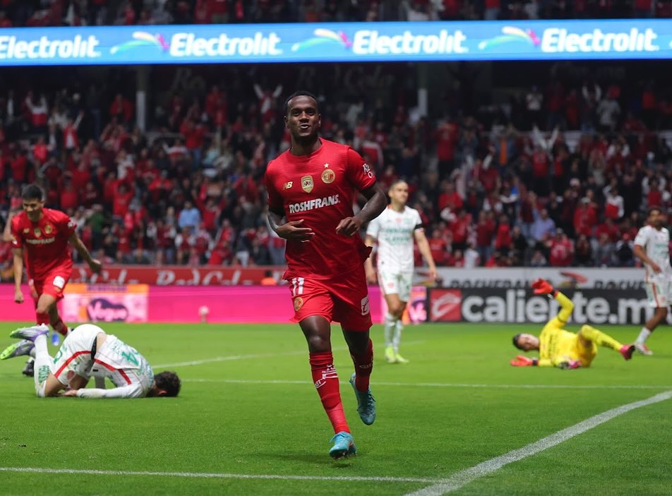 Toluca denuncia ataques racistas contra brasileiro Helinho após confusão com jogadores do América