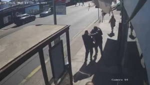 Duas pessoas são esfaqueadas em bairro judaico de Londres; suspeito é preso