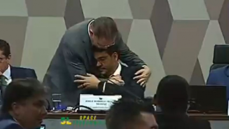 S&oacute;stenes Cavalcante abra&ccedil;a Jorge Messias durante sabatina do AGU