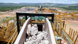 Qual a diferença entre terras raras, minerais estratégicos e críticos?