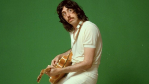 Tim Bernardes anuncia turnê de despedida do Mil Coisas Invisíveis