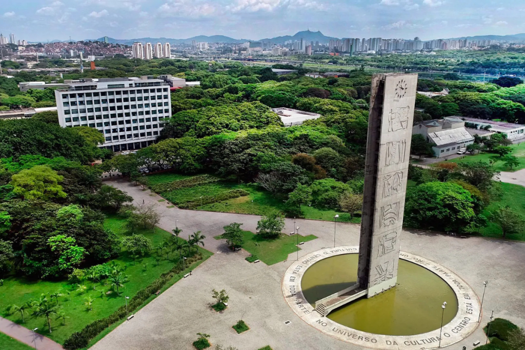 Estudantes da USP em greve invadem prédio da reitoria durante manifestação