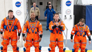 A caminho da Lua, astronautas usam Iphone, GoPro e Nikon para fotografar Terra em órbita