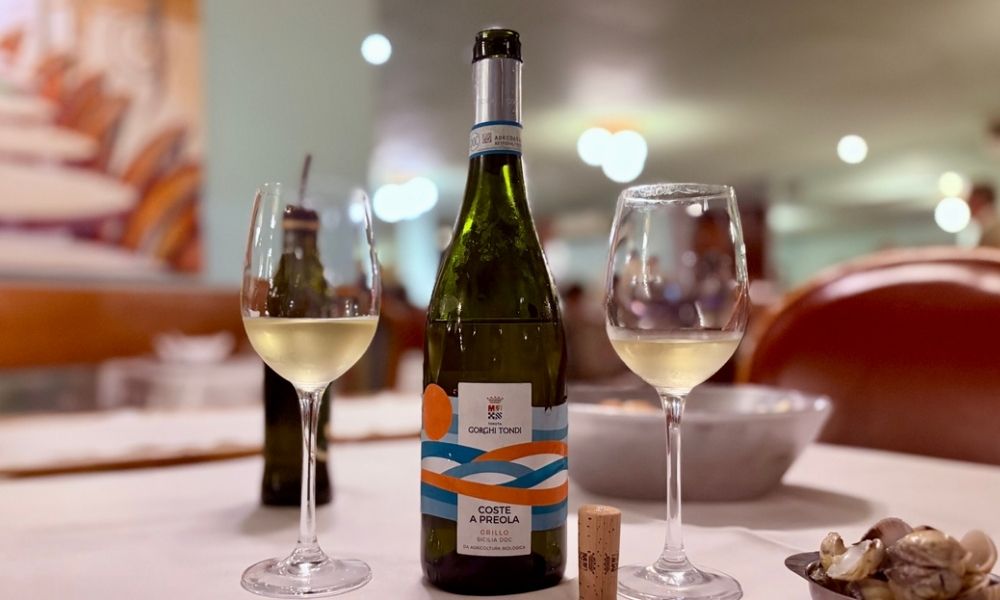 Solares e gastronômicos: conheça os vinhos brancos do sul da Itália