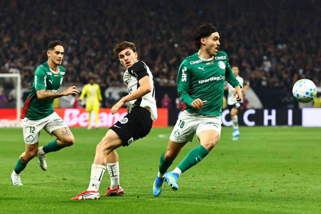 Corinthians e Palmeiras jogam pouco futebol em duelo brigado e empatam pelo Brasileiro