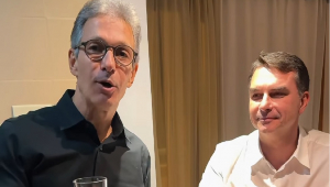 Zema e Flávio Bolsonaro em brincadeira nas redes sociais