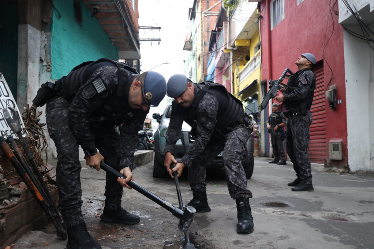 Polícia Militar faz operação para retirar barricadas do tráfico em Paraisópolis