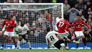Manchester United derrota Liverpool e confirma retorno à Champions League