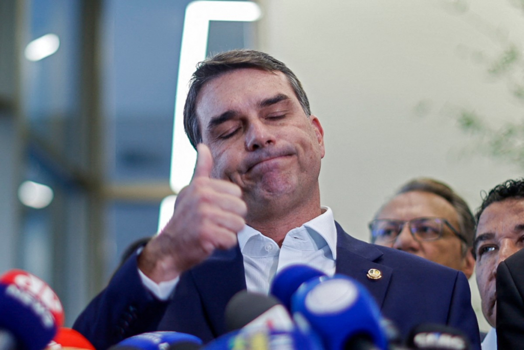 Datafolha: 88% dos eleitores de Flávio defendem candidatura após caso ‘Dark Horse’