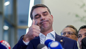 Datafolha: 88% dos eleitores de Flávio defendem candidatura após caso ‘Dark Horse’