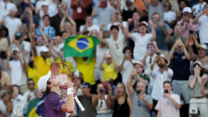 João Fonseca faz virada heroica, bate croata e vai enfrentar Djokovic em Roland Garros