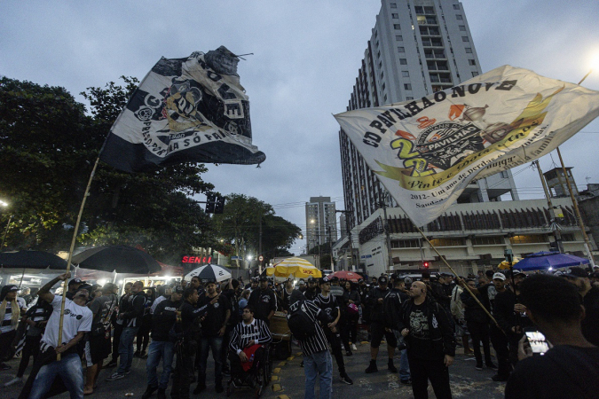 Torcedores do Corinthians protestam em frente ao Parque São Jorge
