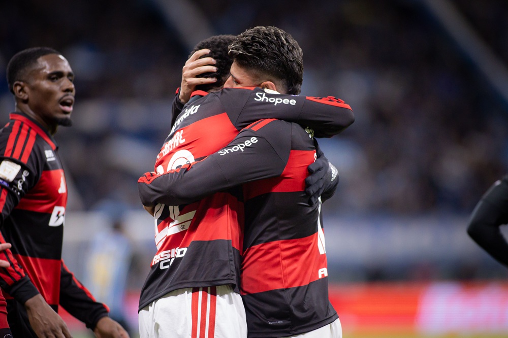 Flamengo vence o Grêmio fora de casa e encosta no líder Palmeiras