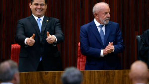 Em meio à tensão nos Três Poderes, Lula e Alcolumbre se reencontram e sentam lado a lado