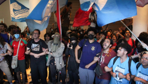 Estudantes da USP em greve invadem prédio da reitoria durante manifestação