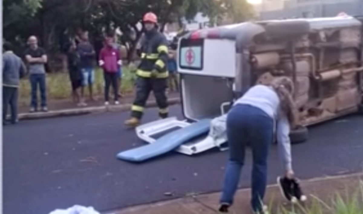Ambulância tomba após carro colidir na traseira em São José do Rio Preto
