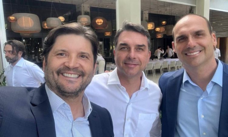 André do Prado, Flávio Bolsonaro e Eduardo Bolsonaro