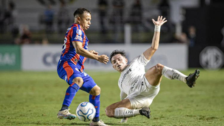 Barreal (D), do Santos, na partida entre Santos e San Lorenzo, da Argentina, válida pela 5ª rodada da fase de grupos da Copa Sul-Americana 2026, no Estádio Urbano Caldeira (Vila Belmiro)
