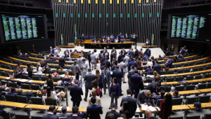 Câmara aprova PEC de fim da escala 6×1 em primeiro turno