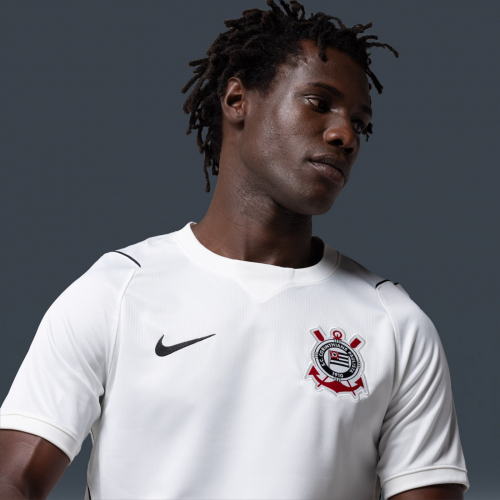 Camisa I do Corinthians em coleção que homenageia a chamada 'invasão corintiana' no RJ, na década de 70