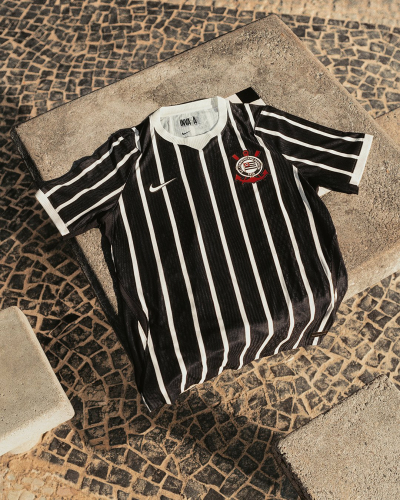Camisa II do Corinthians em coleção que homenageia a chamada 'invasão corintiana' no RJ, na década de 70