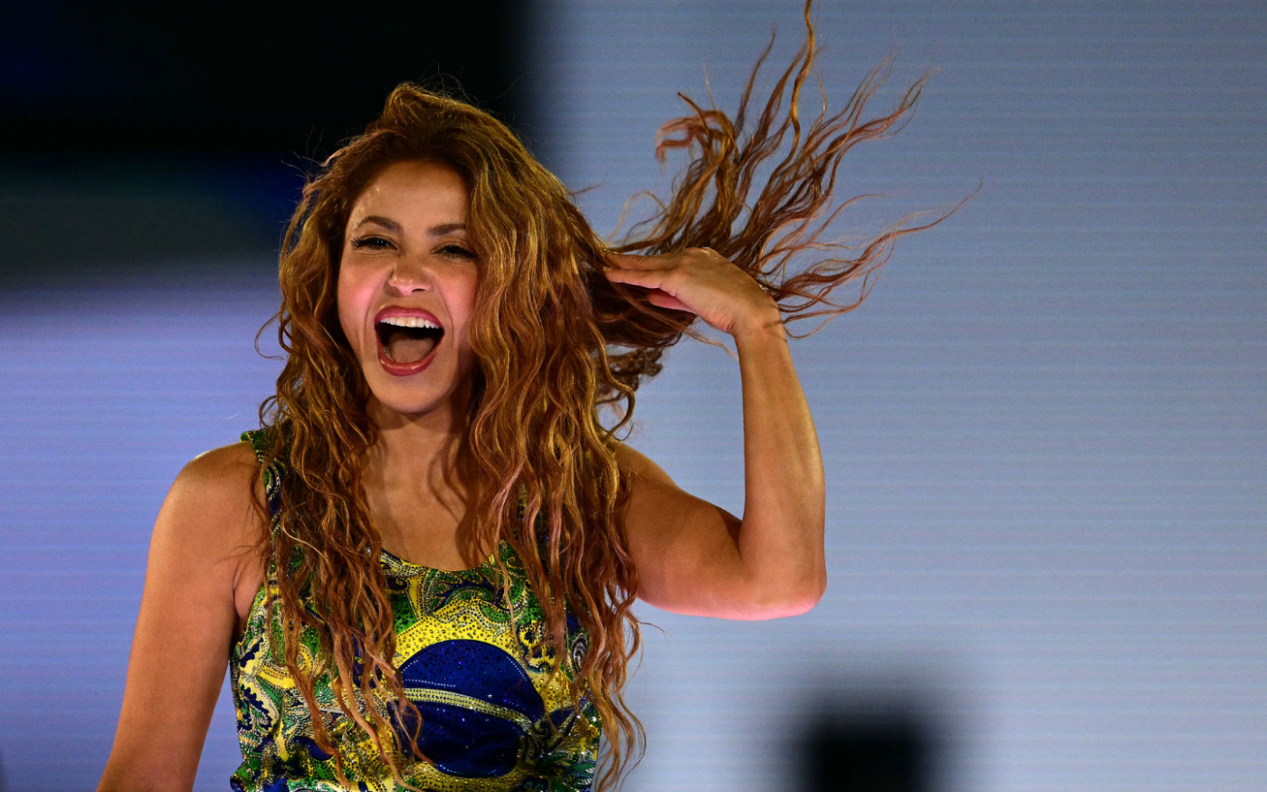 A cantora colombiana Shakira se apresenta durante um show gratuito na praia de Copacabana, no Rio de Janeiro, Brasil, em 2 de maio de 2026. (Foto de Pablo Porciúncula / AFP)