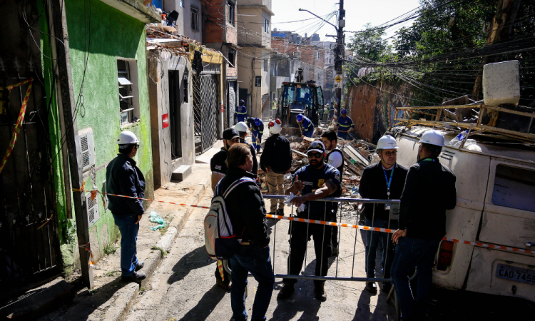 Equipes da Defesa Civil, Sabesp e Comgás durante trabalho de perícia, na quarta-feira (13), no local da explosão de tubulação de gás que danificou dezenas de imóveis, deixando dois óbitos e feridos, na tarde de segunda-feira (11)