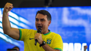 Atlas/Boomberg: 64% acreditam que conversas entre Flávio e Vorcaro enfraquecem candidatura do senador
