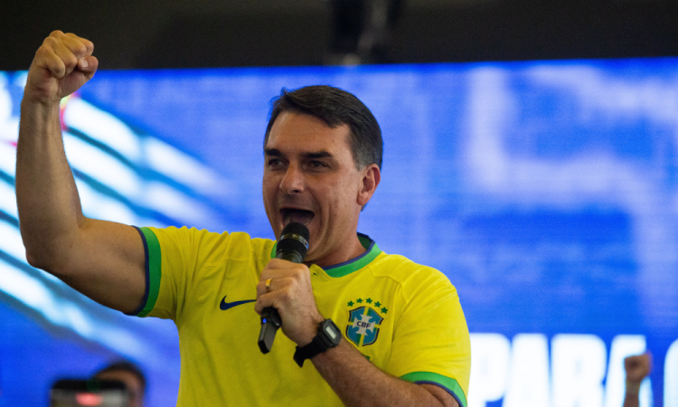 Senador Flávio Bolsonaro (PL-RJ) durante lançamento da pré-candidatura de Guilherme Derrite ao Senado, no sábado (16)