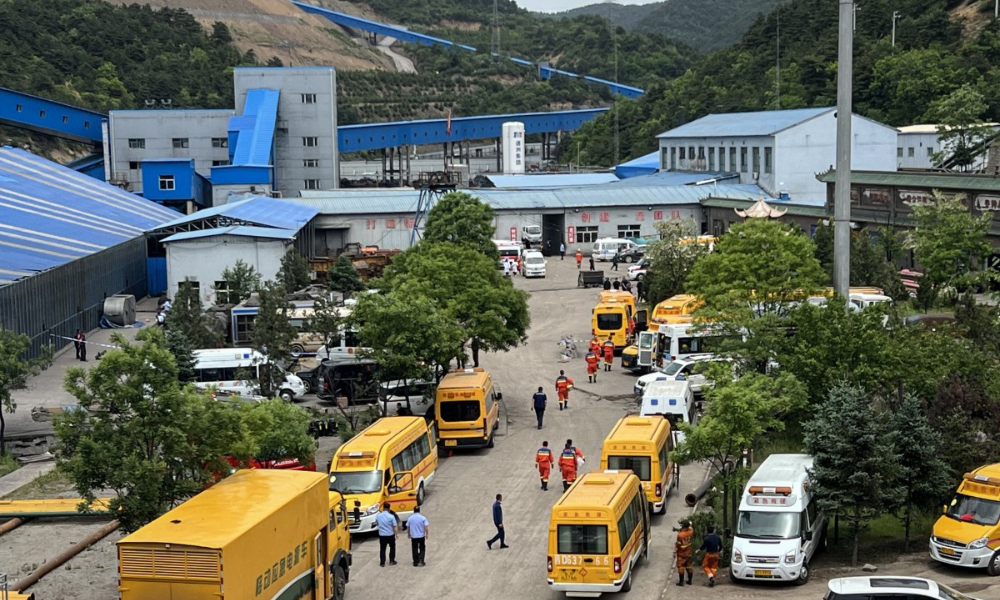 Equipe de resgate e veículos de emergência chegando à mina de carvão de Liushenyu após explosão de gás em Changzhi, na província de Shanxi, no norte da China