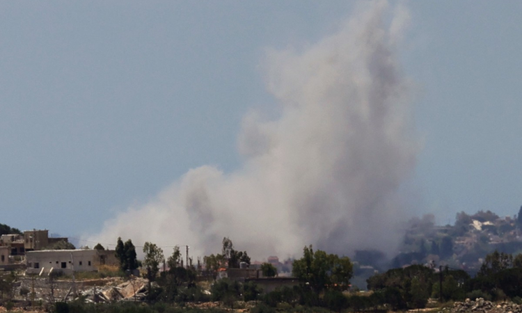 Fumaça sobe após um ataque israelense à vila de Zawtar al-Charkiyeh, no sul do Líbano, neste domingo (24)