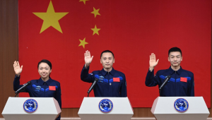 China envia astronauta para ficar um ano no espaço em missão rumo à Lua