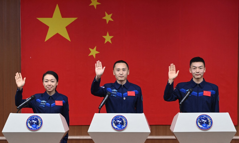 Astronautas Lai Ka-ying (E), Zhu Yangzhu (C) e Zhang Zhiyuan (D), da missão espacial chinesa Shenzhou-23, acenam durante coletiva de imprensa antes do lançamento da missão no Centro de Lançamento de Satélites de Jiuquan, no deserto de Gobi, noroeste da China