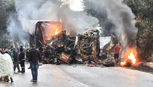 Colisão entre ônibus e carreta deixa oito mortos na BR-251 em MG