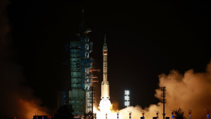 China envia astronauta para ficar um ano no espaço em missão rumo à Lua