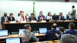 Comissão especial da Câmara aprova PEC de fim da escala 6×1
