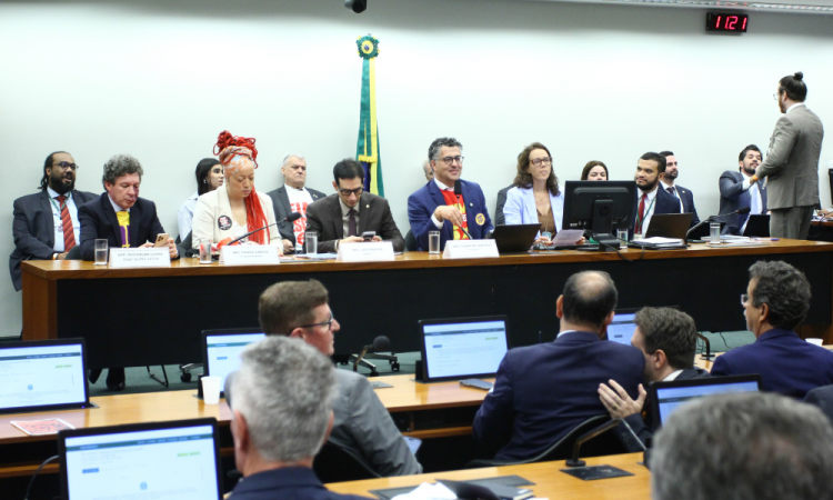 Comissão especial da Câmara durante análise e votação da PEC de fim da escala 6x1 nesta quarta-feira (27)