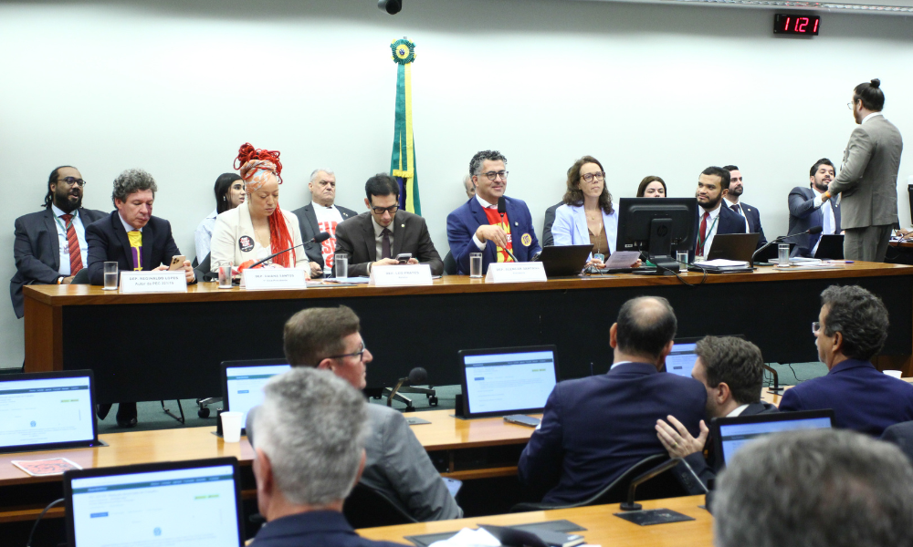 Comissão especial da Câmara durante análise e votação da PEC de fim da escala 6x1 nesta quarta-feira (27)