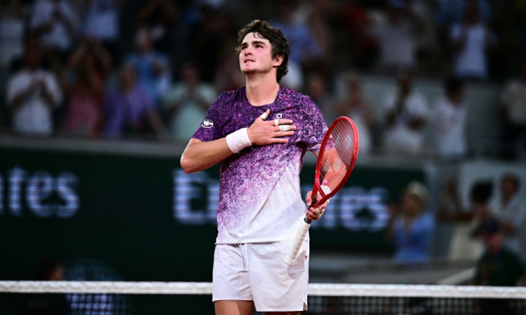 João Fonseca durante partida contra Novak Djokovic, em Roland Garros