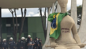 Defesa de Débora do Batom pede redução de pena ao STF após derrubada de veto à dosimetria
