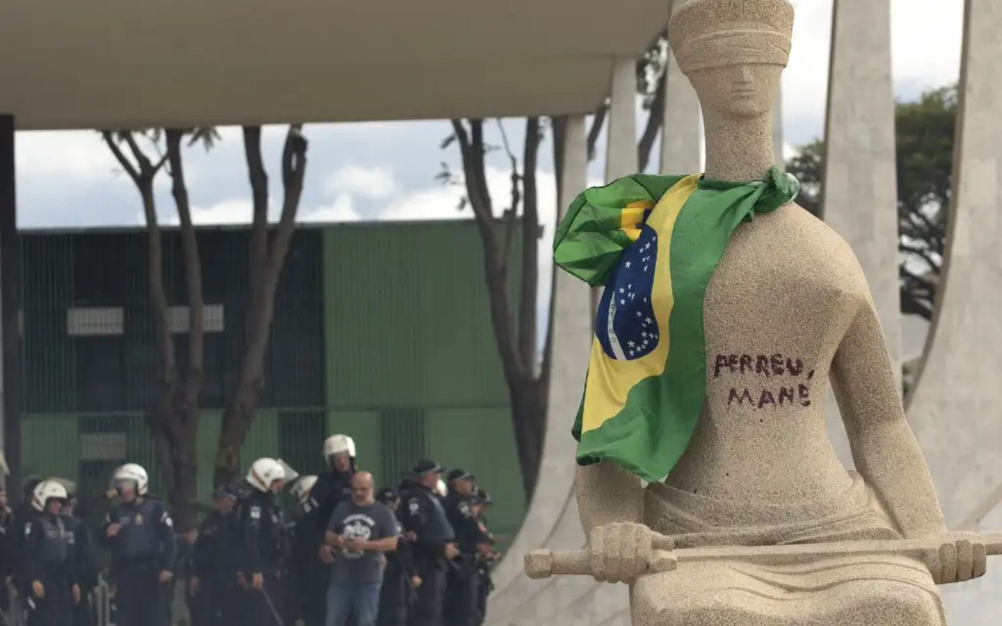 Brasília (DF), 08/01/2023 - Estátua da Justiça em frente ao STF pintado com os dizeres "Perdeu Mané" durante atos anti-democráticos. Foto: Jodeson Alves/Agência Brasil