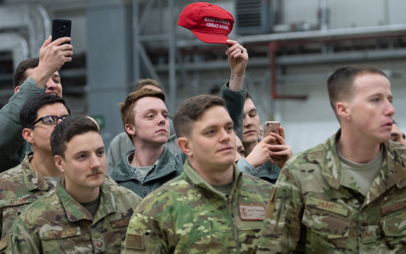 Um membro das forças armadas dos EUA exibe um boné com a inscrição "Make America Great Again" enquanto o presidente dos EUA, Donald Trump, e a primeira-dama, Melania Trump, cumprimentam membros das forças armadas americanas durante uma parada na Base Aérea de Ramstein, na Alemanha, em 27 de dezembro de 2018. O ministro da Defesa da Alemanha afirmou, em 2 de maio de 2026, que a retirada das tropas americanas da Alemanha já era esperada e que a Europa precisava fazer mais para garantir sua própria segurança. O Pentágono anunciou, em 1º de maio, a retirada de cerca de 5.000 soldados da Alemanha no próximo ano, o mais recente desentendimento nas relações transatlânticas devido à guerra no Oriente Médio.