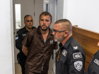 Agentes de seguran&ccedil;a escoltam o ativista brasileiro Thiago &Aacute;vila at&eacute; um tribunal em Ashkelon, em 3 de maio de 2026. Dois ativistas estrangeiros de uma flotilha com destino a Gaza, que foram levados a Israel para interrogat&oacute;rio, compareceram perante um tribunal israelense em 3 de maio, informou &agrave; AFP um grupo de direitos humanos que os defende. A flotilha, com mais de 50 embarca&ccedil;&otilde;es, partiu da Fran&ccedil;a, Espanha e It&aacute;lia com o objetivo de romper o bloqueio israelense a Gaza e levar suprimentos ao territ&oacute;rio palestino devastado. Conte&uacute;do relacionado