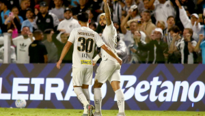 Gabigol marca, é expulso após gesto obsceno, mas Santos vence o Vitória e deixa o Z-4